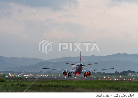 夕暮れの仙台空港　離陸中の飛行機　宮城県名取市 128156264