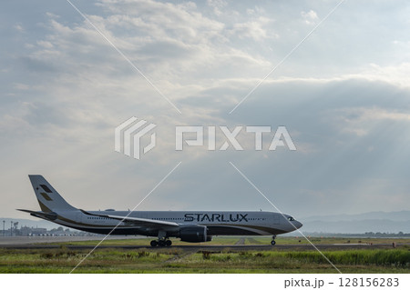 夕暮れの仙台空港 タキシング中の飛行機 宮城県名取市 夕暮れの仙台空港 タキシング中の飛行機 宮城県名取市 128156283