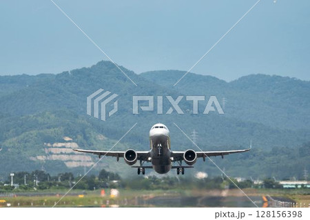 朝の仙台空港 離陸中の飛行機 宮城県名取市 朝の仙台空港 離陸中の飛行機 宮城県名取市 128156398
