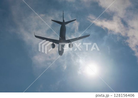 朝の仙台空港　離陸中の飛行機　宮城県名取市 128156406