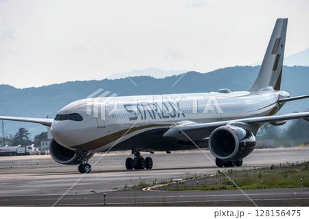 夕暮れの仙台空港 タキシング中の飛行機 宮城県名取市 夕暮れの仙台空港 タキシング中の飛行機 宮城県名取市 128156475