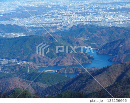 丹沢・蛭ヶ岳山頂から望む冬の宮ヶ瀬湖 128156666