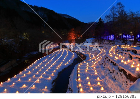 【栃木県】冬の湯西川温泉のミニかまくらライトアップ（かまくら祭） 128156885