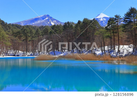 【福島県】冬の磐梯山と五色沼（瑠璃沼） 128156896