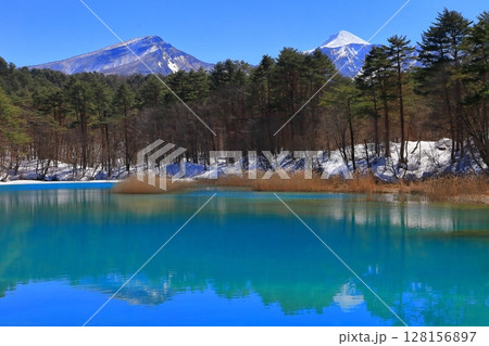 【福島県】冬の磐梯山と五色沼（瑠璃沼） 128156897