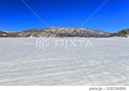 【福島県】冬の桧原湖と磐梯山 128156898