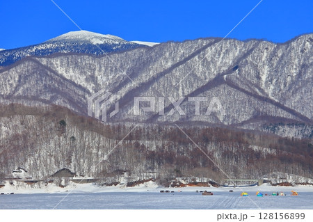 【福島県】冬の桧原湖と磐梯山 128156899