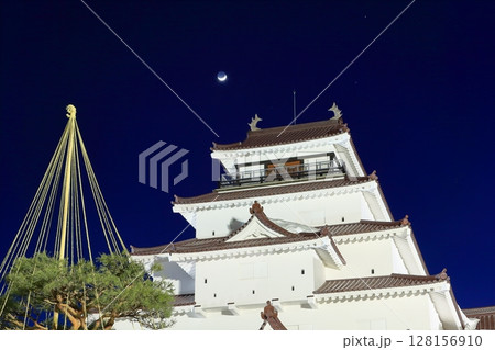 【福島県】冬の鶴ヶ城のライトアップ(会津若松城) 【福島県】冬の鶴ヶ城のライトアップ(会津若松城) 128156910