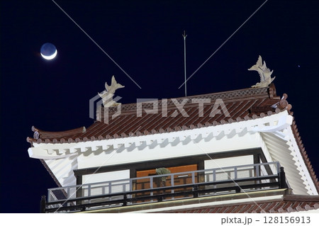 【福島県】冬の鶴ヶ城のライトアップ(会津若松城) 【福島県】冬の鶴ヶ城のライトアップ(会津若松城) 128156913