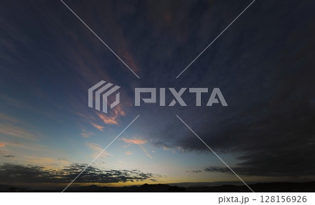 多様な雲が現れた多彩な夜明け空・秋・超広角・空主体・D241024am 128156926