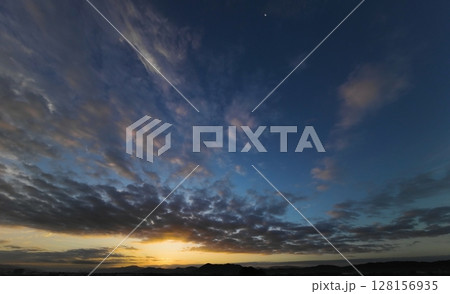 多様な雲が現れた多彩な夜明け空・秋・超広角・空主体・D241024am 128156935