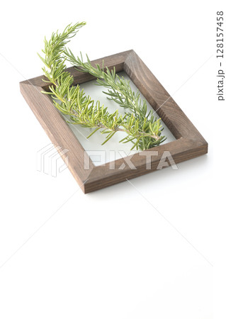 木製の額縁とローズマリーの葉を白背景で撮影 128157458