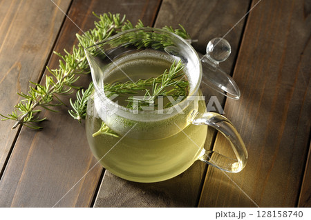 ティーポットとローズマリーの葉、ハーブティー 128158740