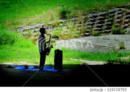 サックスの練習している若い男性 128158793