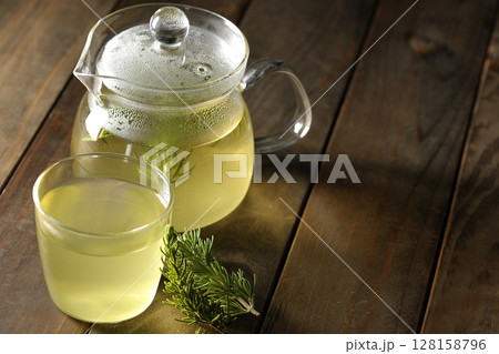 ティーポットとローズマリーの葉、ハーブティー ティーポットとローズマリーの葉、ハーブティー 128158796