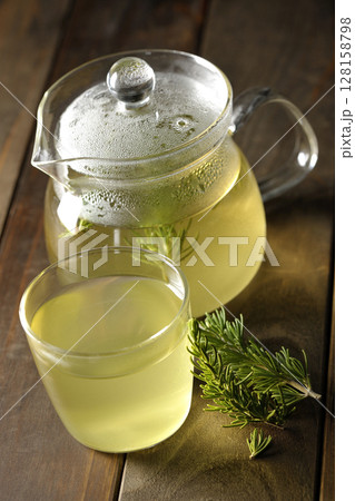 ティーポットとローズマリーの葉、ハーブティー 128158798