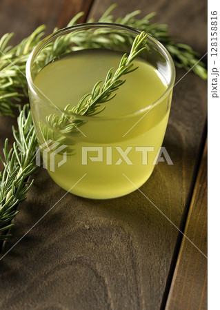 ローズマリーの葉、ハーブティー 128158816