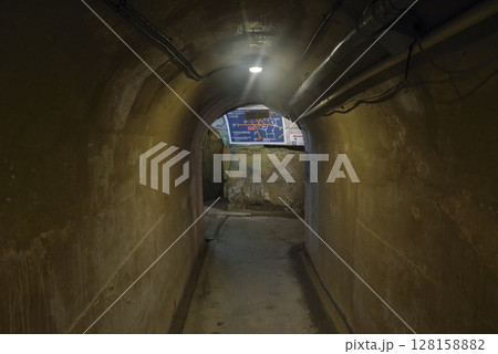 沖縄の旧海軍司令部壕の通路 沖縄の旧海軍司令部壕の通路 128158882