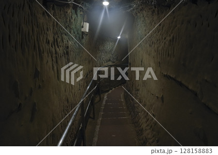 沖縄の旧海軍司令部壕の通路 128158883