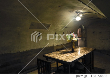 沖縄の旧海軍司令部壕の司令室 128158888