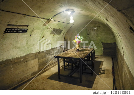 沖縄の旧海軍司令部壕の司令室 128158891