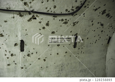 沖縄の旧海軍司令部壕の幕僚室 128158893