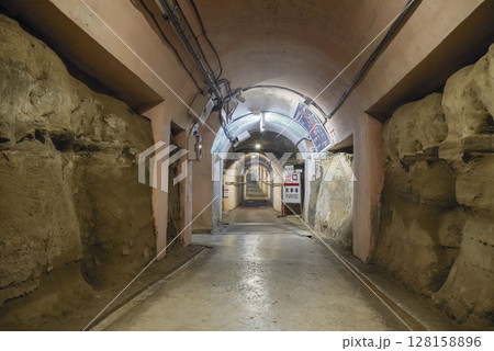 沖縄の旧海軍司令部壕の通路 沖縄の旧海軍司令部壕の通路 128158896