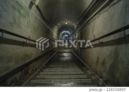 沖縄の旧海軍司令部壕の通路 128158897