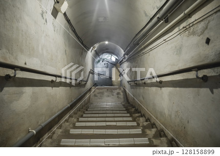 沖縄の旧海軍司令部壕の通路 沖縄の旧海軍司令部壕の通路 128158899