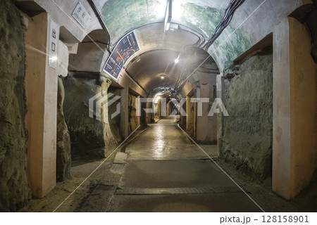 沖縄の旧海軍司令部壕の通路 沖縄の旧海軍司令部壕の通路 128158901