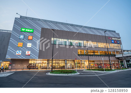 夕暮れの商業施設「ららテラス北綾瀬」と灯りがともるテナント看板 夕暮れの商業施設「ららテラス北綾瀬」と灯りがともるテナント看板 128158950