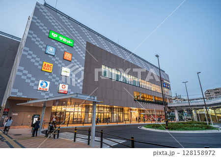 夕暮れの「ららテラス北綾瀬」と駅前交通広場のバス停（東京・足立区） 128158972