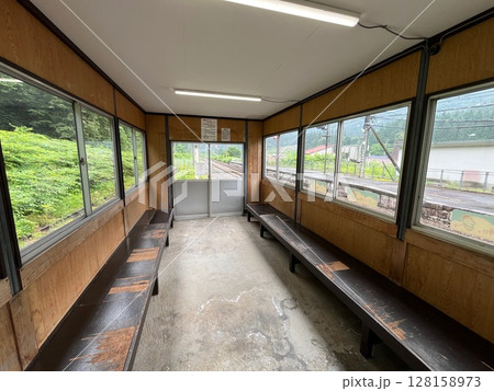 駅の待合室 駅の待合室 128158973