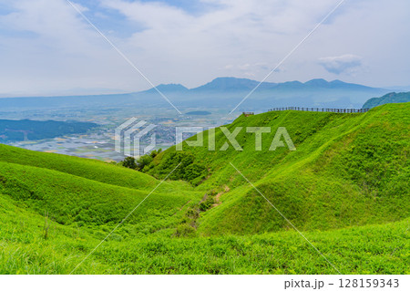 （熊本県）阿蘇ミルクロードから眺める景観（内輪山） 128159343