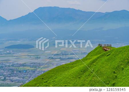 (熊本県)阿蘇ミルクロードから眺める景観(内輪山) (熊本県)阿蘇ミルクロードから眺める景観(内輪山) 128159345