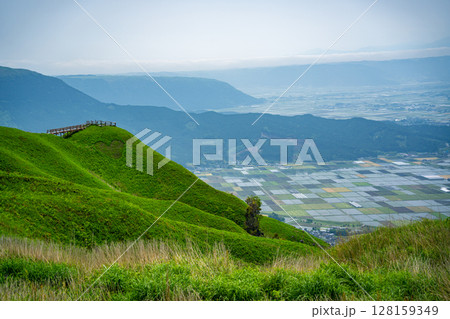 （熊本県）阿蘇ミルクロードから眺める景観（内輪山） 128159349
