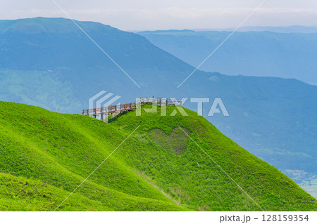 （熊本県）阿蘇ミルクロードから眺める景観（内輪山） 128159354