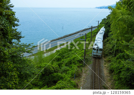 海沿いを走るふたつ星列車 128159365