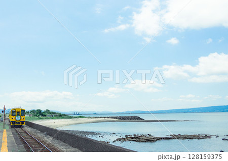 海沿いを走るキハ 128159375