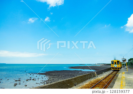 海岸沿いを走るローカル線 海岸沿いを走るローカル線 128159377