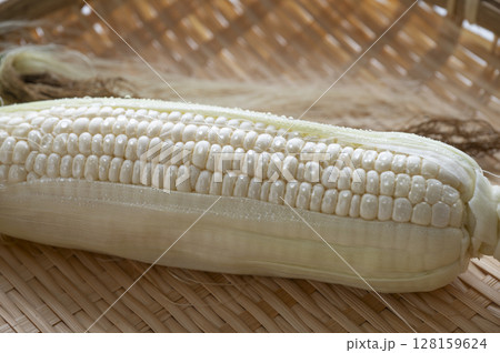 ピュアホワイト 128159624