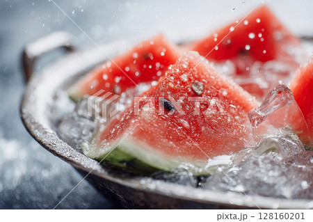 氷水で冷やされたみずみずしい夏のスイカ 128160201