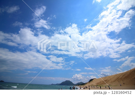 広がる大空と海辺の美しい風景 128160452