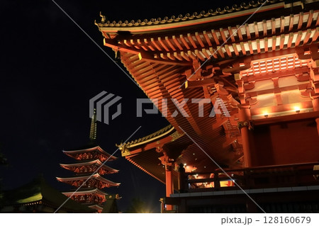 ライトアップされた浅草寺本堂と五重塔 ライトアップされた浅草寺本堂と五重塔 128160679