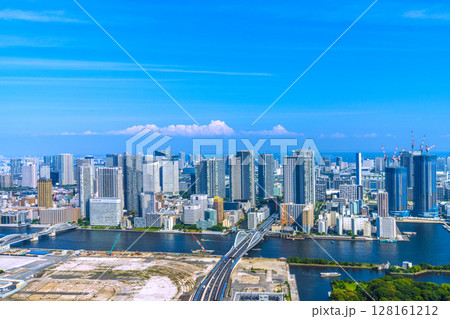 日本の東京都市景観 7月。新時代へ。築地市場跡地などを望む。再開発へ…＝4日 128161212