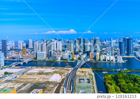 日本の東京都市景観 7月。新時代へ。築地市場跡地などを望む。再開発へ…＝4日 128161213