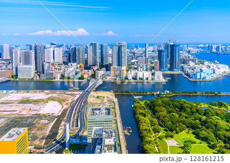日本の東京都市景観 7月。新時代へ。築地市場跡地などを望む。再開発へ…＝4日 128161215