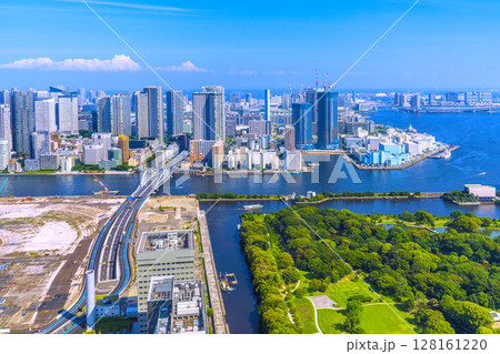 日本の東京都市景観 7月。新時代へ。築地市場跡地などを望む。再開発へ…＝6日 128161220