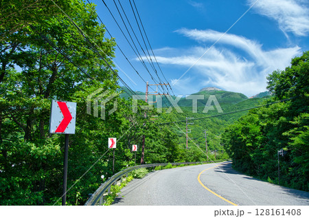 栃木県那須町　那須街道から見る茶臼岳の風景 128161408