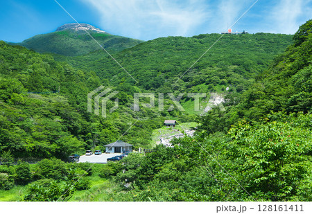 栃木県那須町　茶臼岳と殺生石周辺の風景 128161411